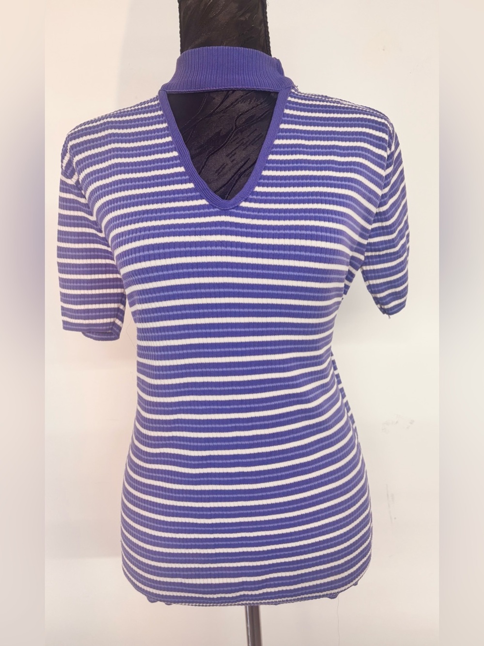 Vintage 1967 Ribbed, Short Sleeve Blouse w/ V-Neck & Attached Choker Collar - M
